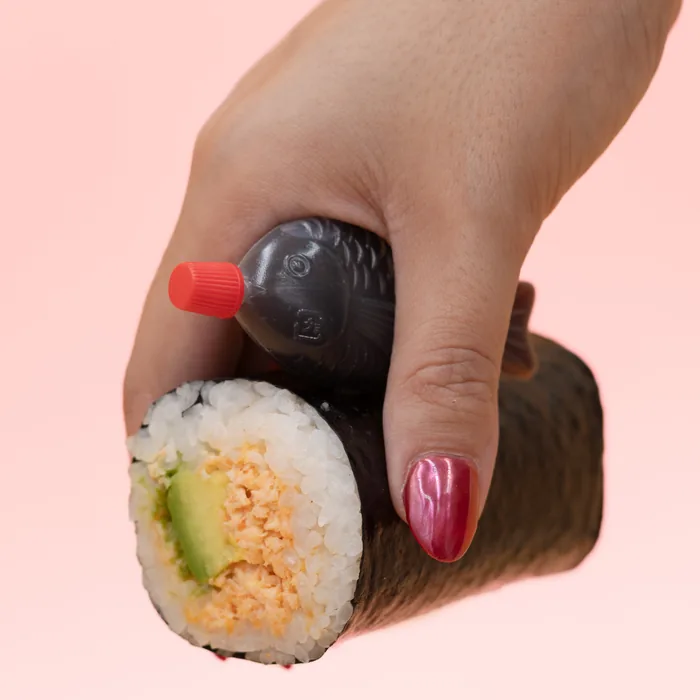 Un rollo de Roll to Go en la mano